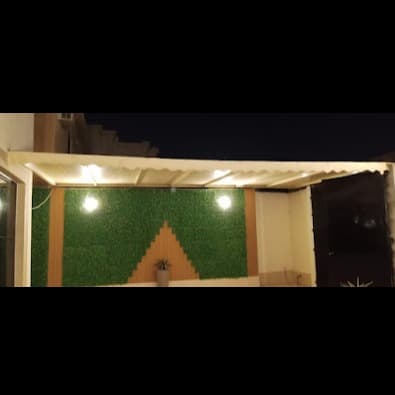 موقف سيارات مظلل